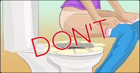 the-reason-why-you-should-never-put-toilet-paper-on-toilet-seat